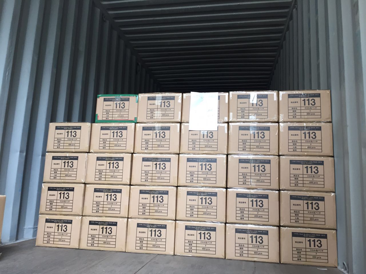 發(fā)往日本的自拍桿硅膠套已裝貨柜車(chē)圖