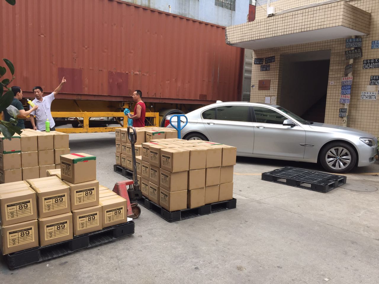 發(fā)往日本的自拍桿硅膠套裝貨柜車(chē)現(xiàn)場(chǎng)圖