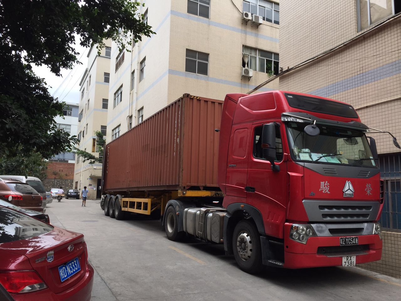 發(fā)往日本的自拍桿硅膠套貨柜車(chē)出發(fā)圖